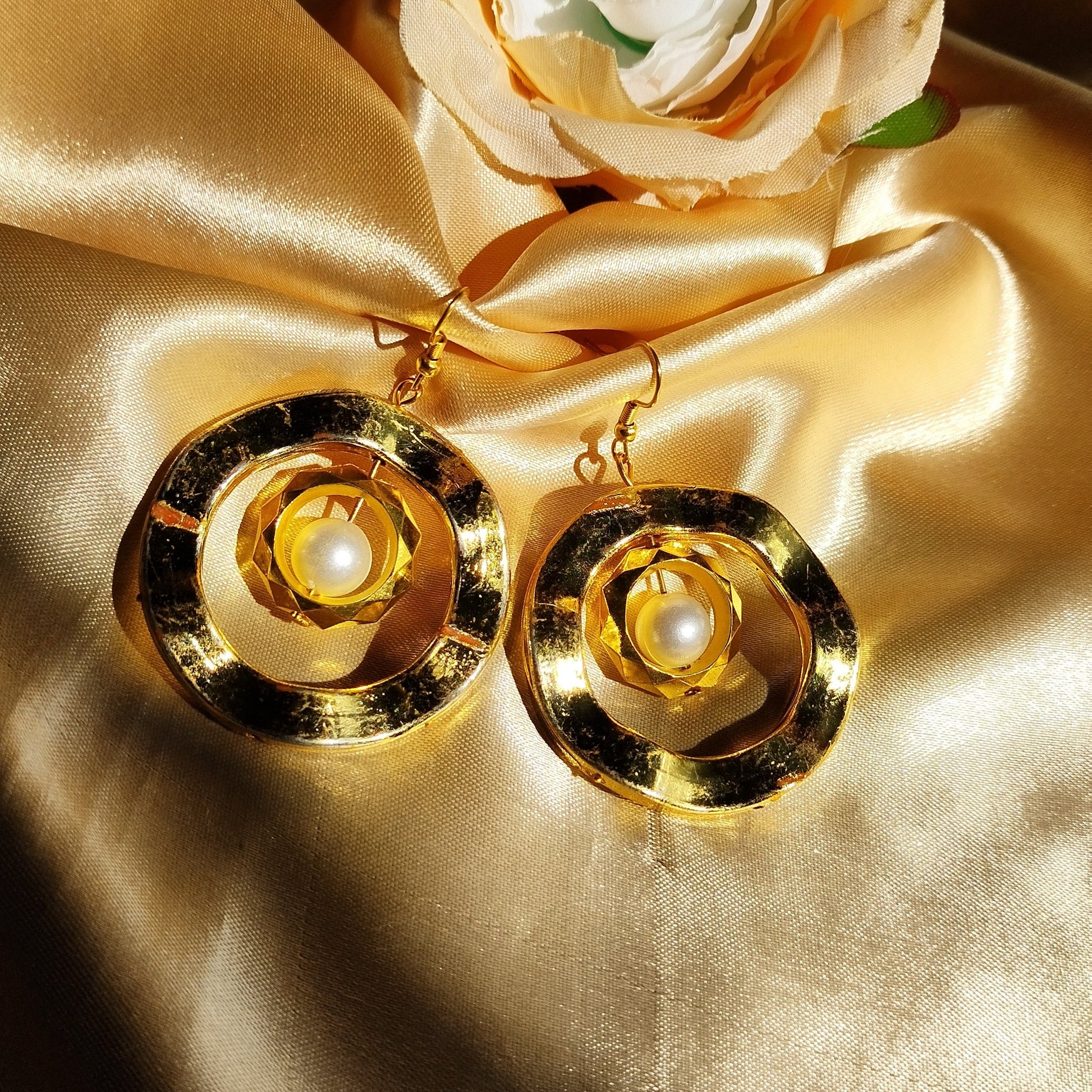 Golden_Wavy_Round_Drop_Earrings