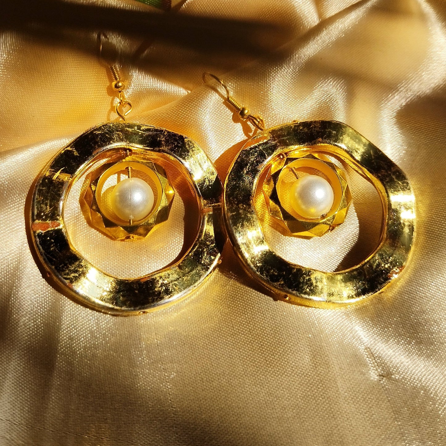 Golden_Wavy_Round_Drop_Earrings