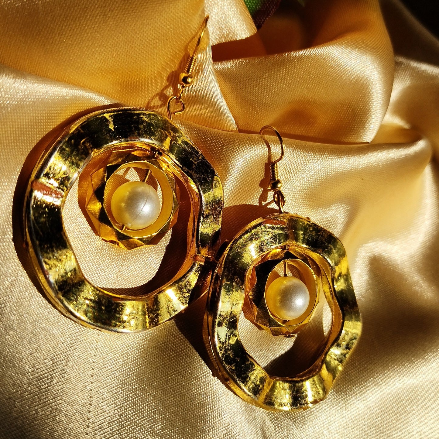 Golden_Wavy_Round_Drop_Earrings